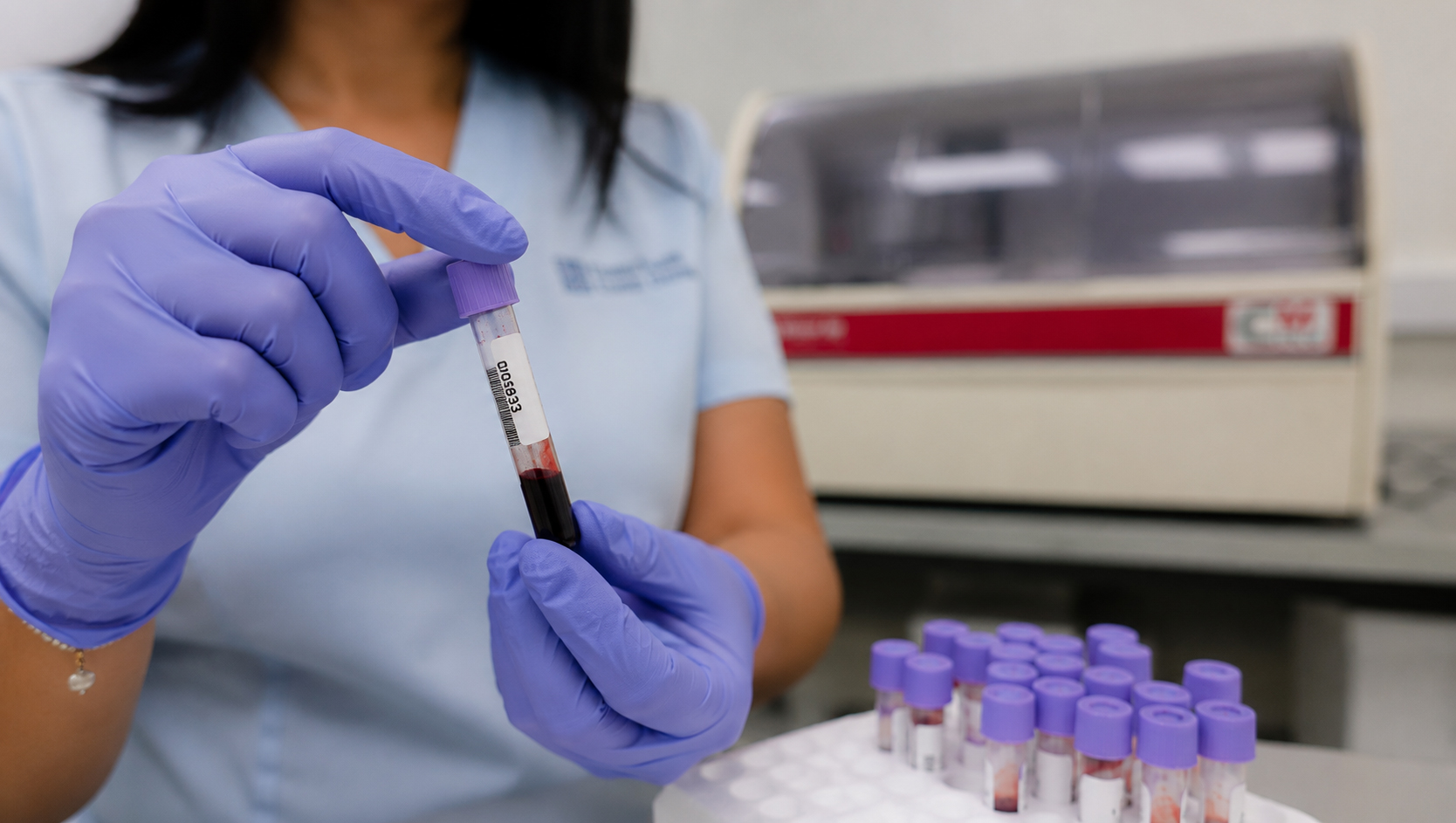 Profesionales trabajando en el laboratorio de Los Juncos